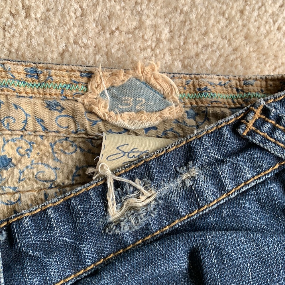 Stitch’s distressed denim - Picture 5 of 7